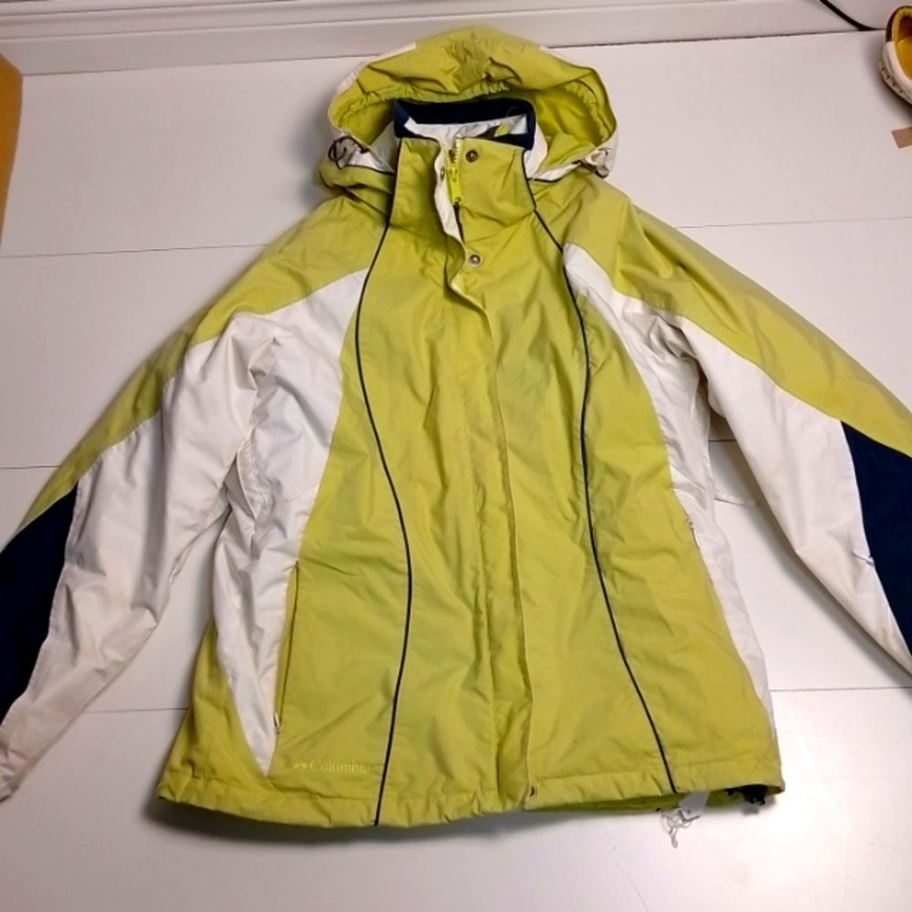 Columbia 3 in 1 interchangeable jacket for all seasons. Woman medium green white